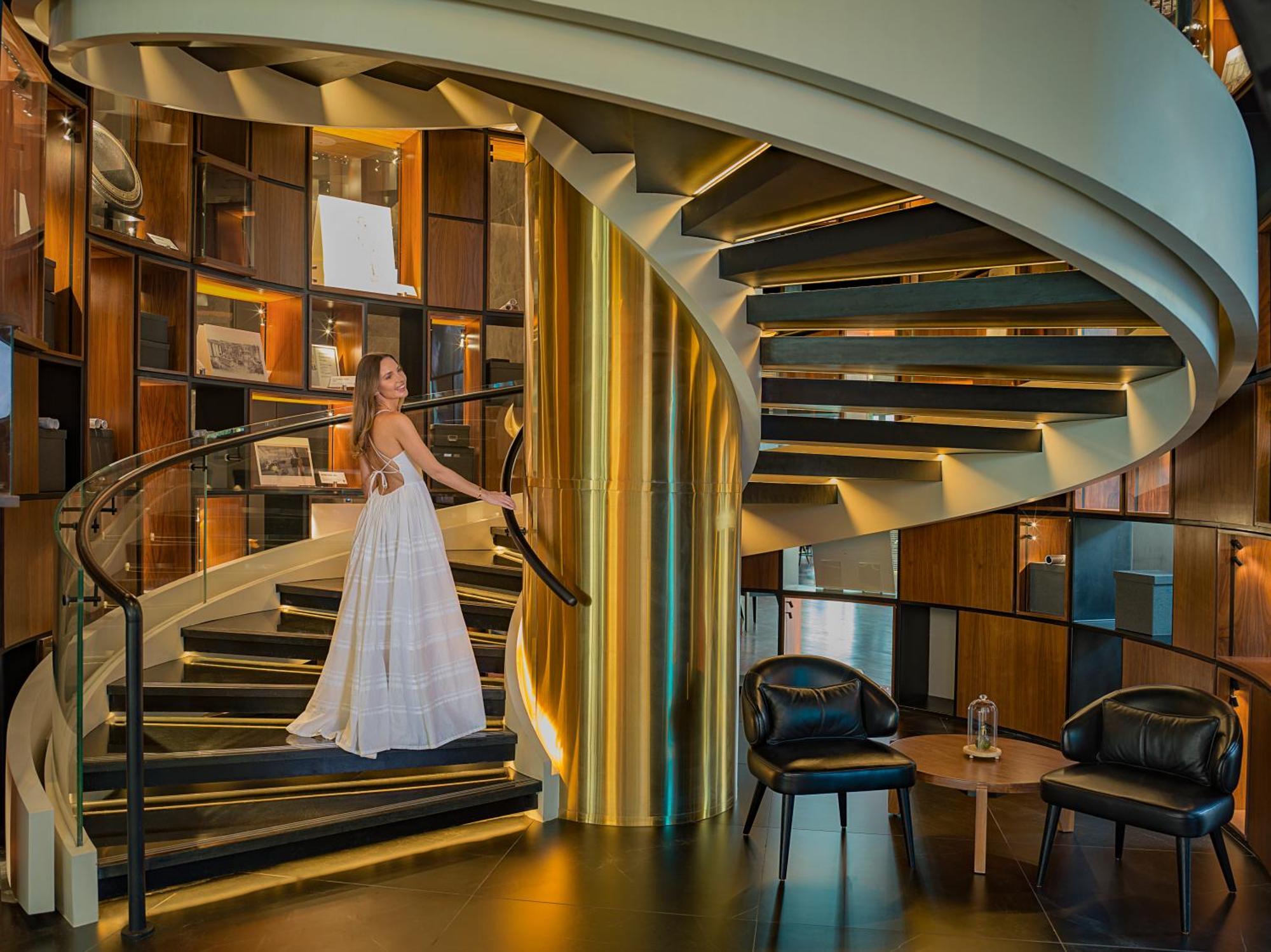 The Wb Abu Dhabi, Curio Collection By Hilton Hotel Exterior foto The staircase at the lobby