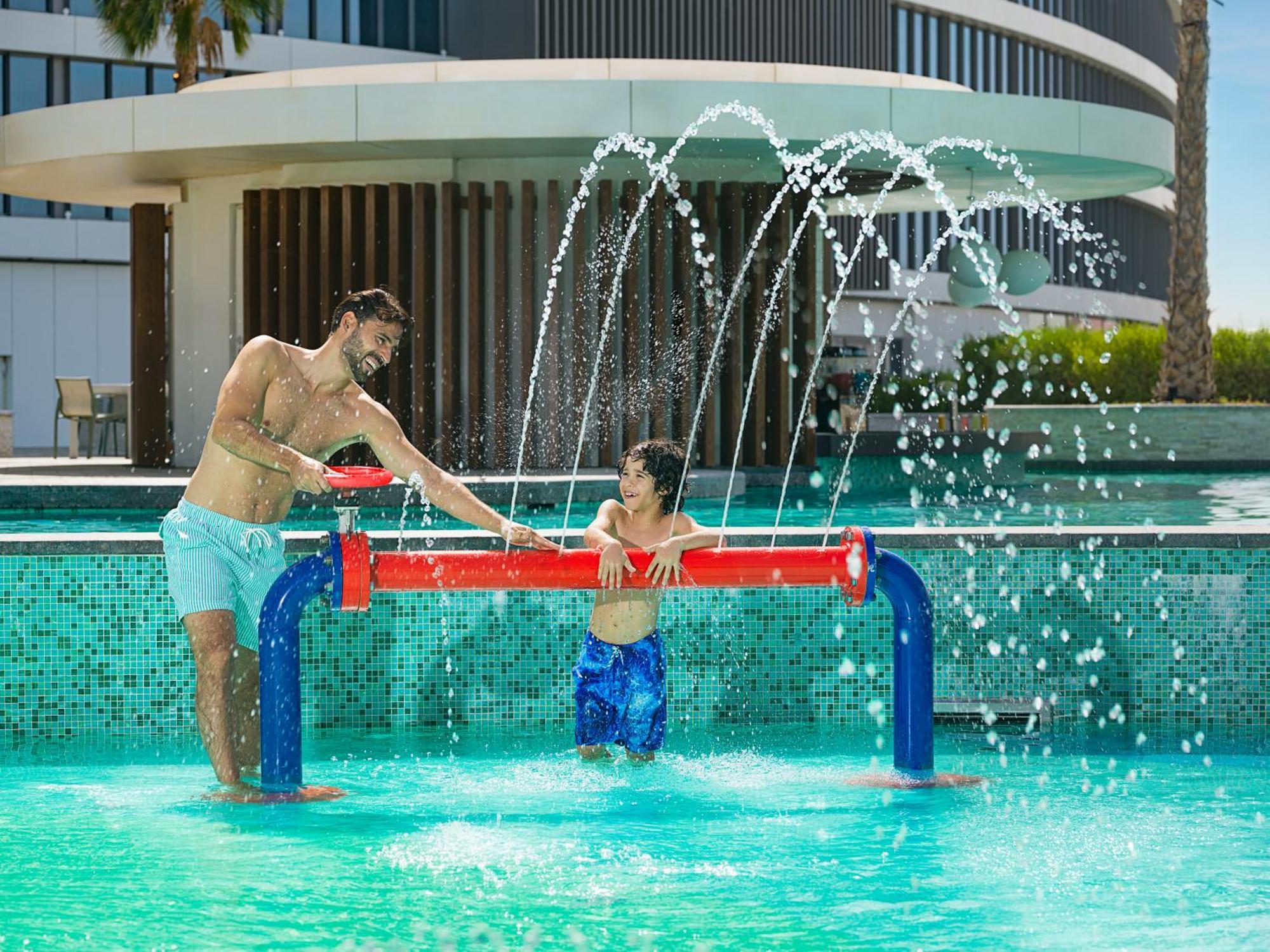 The Wb Abu Dhabi, Curio Collection By Hilton Hotel Exterior foto A father and son playing water hockey