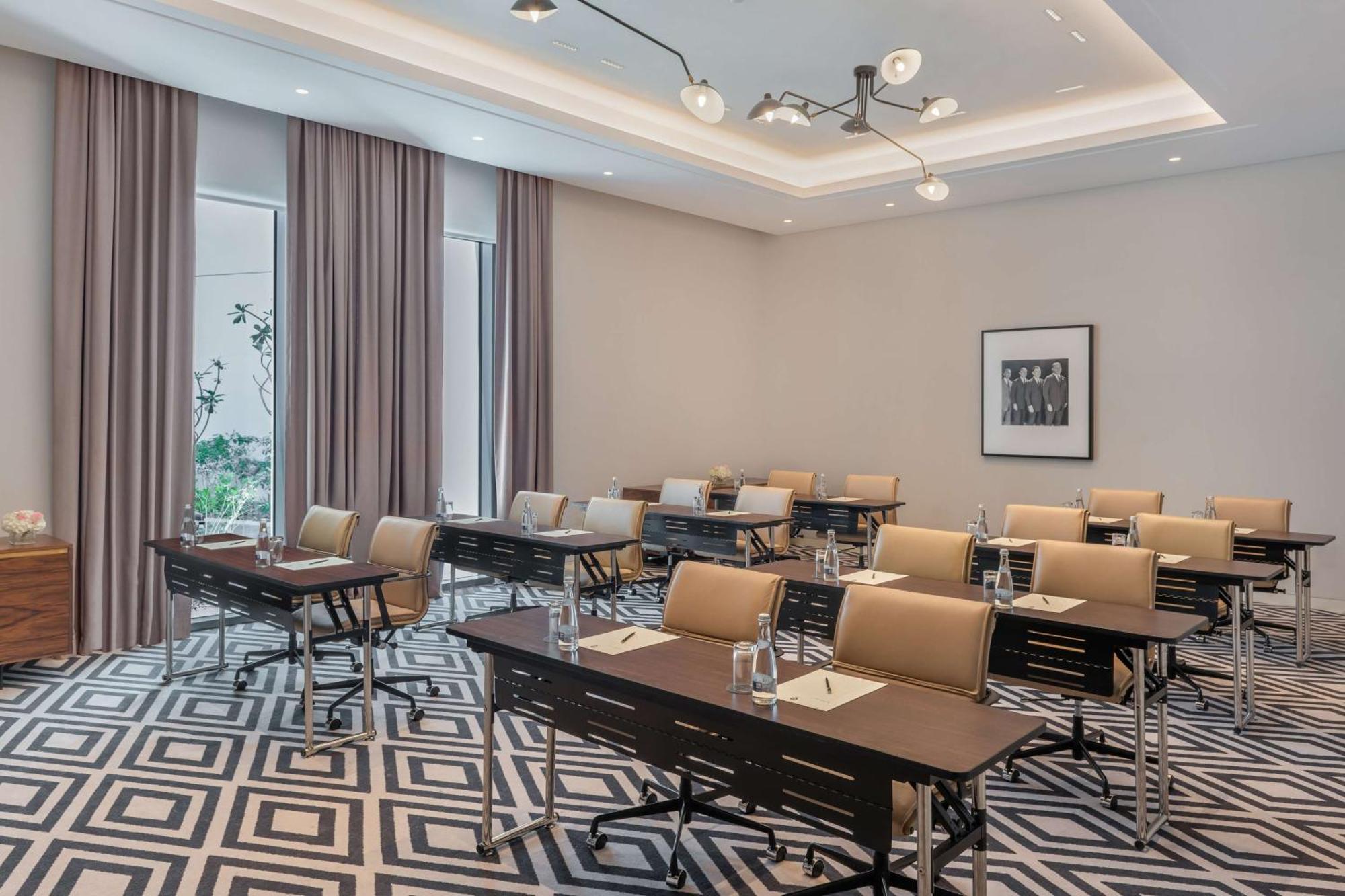The Wb Abu Dhabi, Curio Collection By Hilton Hotel Exterior foto Meeting room
