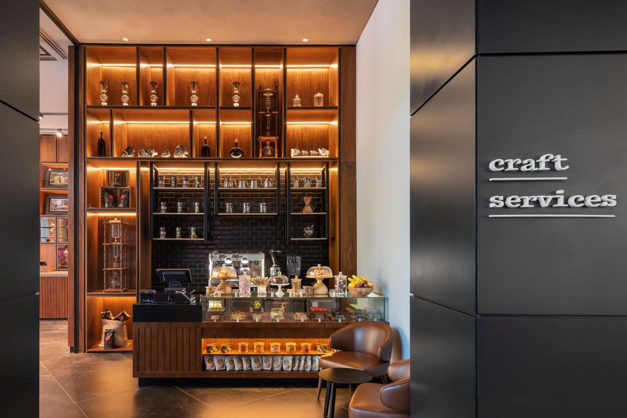 The Wb Abu Dhabi, Curio Collection By Hilton Hotel Exterior foto Craft Service