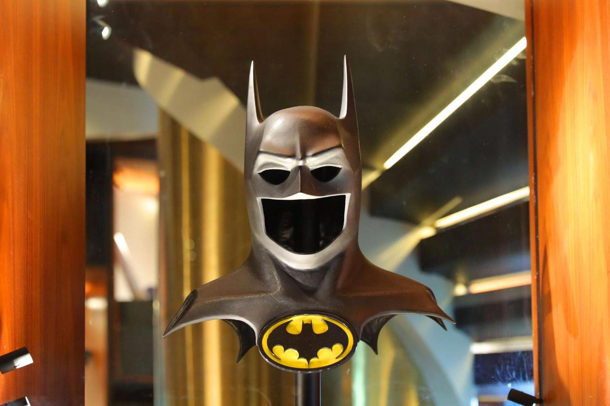 The Wb Abu Dhabi, Curio Collection By Hilton Hotel Exterior foto The Bat-Signal
