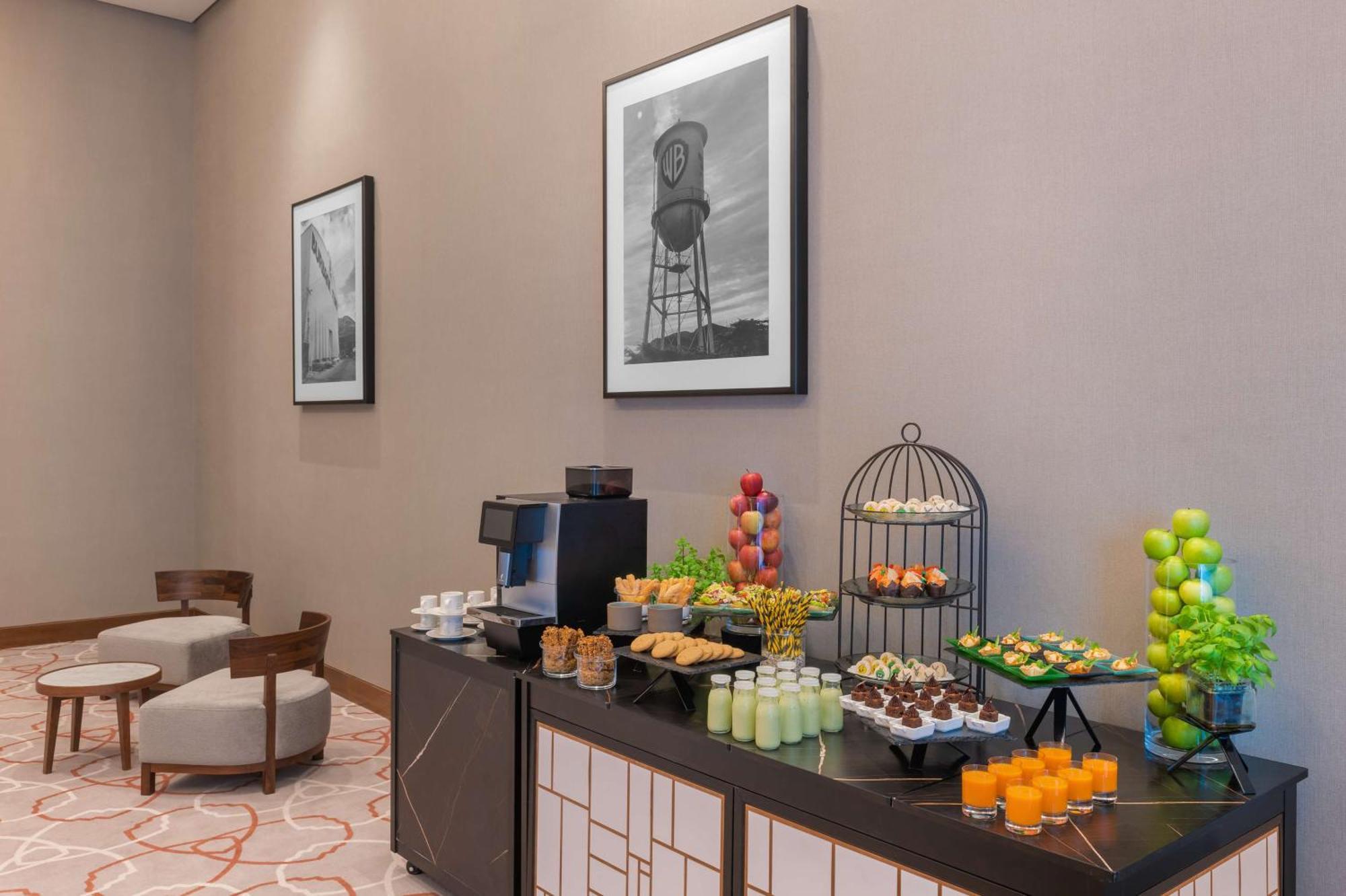 The Wb Abu Dhabi, Curio Collection By Hilton Hotel Exterior foto A coffee break at a conference